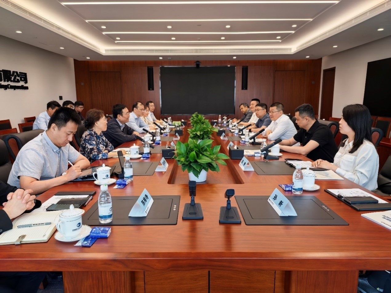 公司領導與公司定點幫扶的利辛縣領導座談交流.jpg 公司領導與公司定點幫扶的利辛縣領導座談交流.jpg